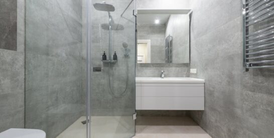 Wäscheplatz im Bad planen: Leise trocknen ohne Schimmel, auch in kleinen Mietwohnungen