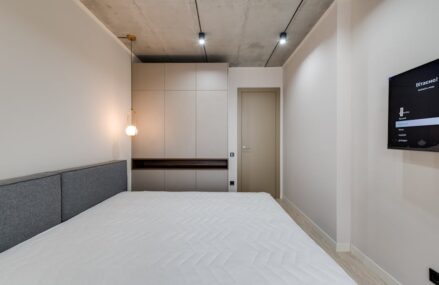 Lowboard richtig planen: Kabel unsichtbar, TV-Höhe passend, Stauraum leise nutzbar