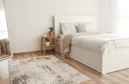 Putzfreundliches Wohnzimmer planen: Materialien, Möbelabstände und Textilien, die Alltag und Flecken verzeihen