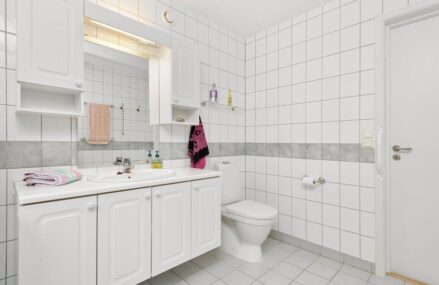 Spiegelschrank im Bad richtig planen: Höhe, Licht, Steckdosen und Stauraum ohne Fehlkauf