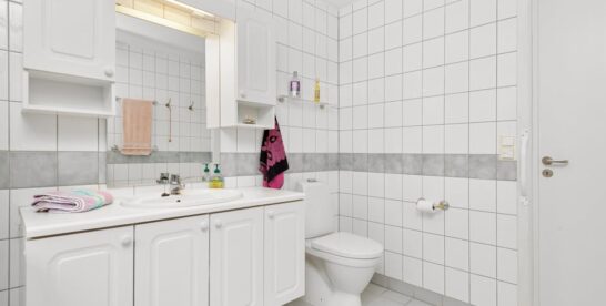 Spiegelschrank im Bad richtig planen: Höhe, Licht, Steckdosen und Stauraum ohne Fehlkauf