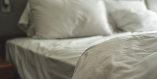 Richtiges Raumklima im Schlafzimmer ohne Klimaanlage: Temperatur, Luftfeuchte, Textilien und leise Helfer