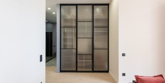 Stauraum unter der Treppe planen: Maßlösungen, Schiebetüren und Licht ohne teuren Umbau