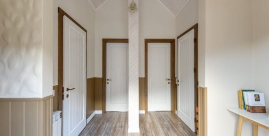 Wandpaneele im Flur: Stoßschutz, Akustik und Stauraum auf 2 bis 6 m2 richtig kombinieren