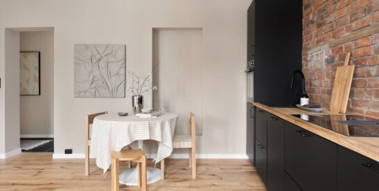 Kleine Essecke in der Mietwohnung planen: Tischform, Sitzbank, Licht und Stauraum auf 4 bis 8 m2