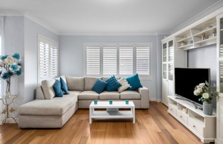 Sonnenschutz am Fenster ohne Bohren: Rollo, Plissee, Folie und Vorhang richtig kombinieren in Mietwohnungen