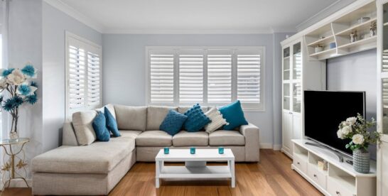 Sonnenschutz am Fenster ohne Bohren: Rollo, Plissee, Folie und Vorhang richtig kombinieren in Mietwohnungen