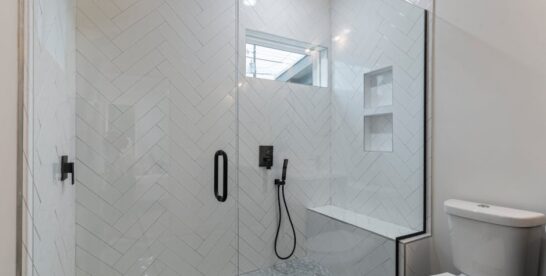 Duschvorhang oder Duschwand im Bad: Entscheidungshilfe für 4 bis 8 m2, Alltag und Reinigung