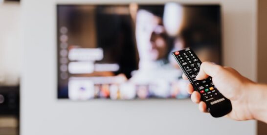 Kabelmanagement im Wohnzimmer: TV, Soundbar und Router sauber verstecken ohne Baustelle