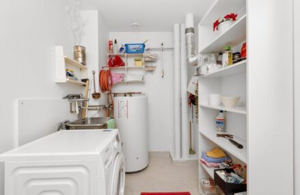 Hauswirtschaftsraum im Keller einrichten: Waschmaschine, Trocknen und Stauraum ohne Chaos