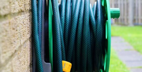 Schlauchbox und Gartenschlauch richtig planen: Wasseranschluss, Montage und Bewässerung ohne Kabelsalat