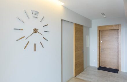 Schiebetüren in der Mietwohnung nachrüsten: Platz sparen, Stauraum schließen und sauber montieren ohne Ärger