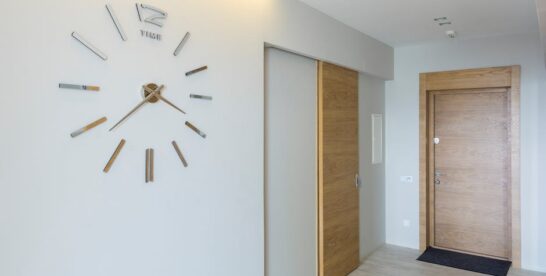 Schiebetüren in der Mietwohnung nachrüsten: Platz sparen, Stauraum schließen und sauber montieren ohne Ärger