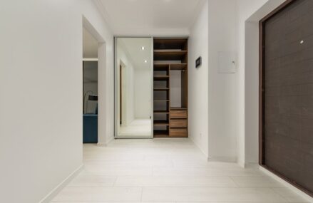 Putzschrank in der Mietwohnung planen: Stauraum für Besen, Sauger und Reiniger auf 0,6 bis 1,2 m2