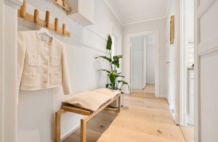 Wandhaken und Garderobenleiste im Flur richtig montieren: Höhe, Dübel, Lasten und saubere Anordnung