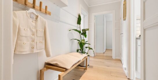 Wandhaken und Garderobenleiste im Flur richtig montieren: Höhe, Dübel, Lasten und saubere Anordnung