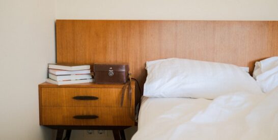Nachttisch ohne Bohren befestigen: Klemmlösungen, Wandmontage-Alternativen und stabile Setups im Schlafzimmer