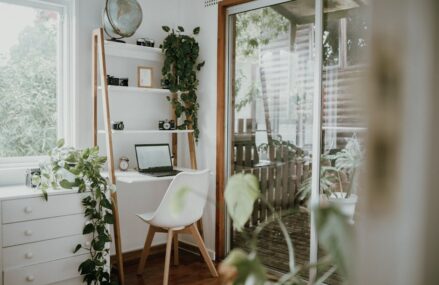 Fensterbank als Arbeitsplatz: Stabiler Mini-Schreibtisch am Fenster ohne Umbau (auch in Mietwohnungen)