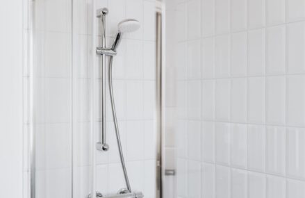 Warmwasser sparen im Bad: Armaturen, Duschroutine und kleine Umbauten, die sich in Mietwohnungen lohnen