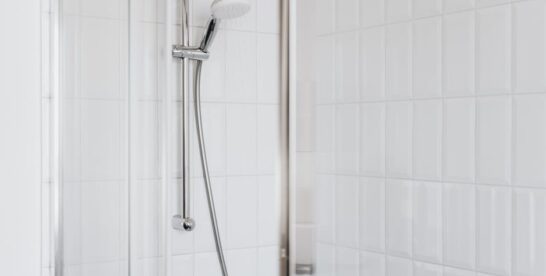 Warmwasser sparen im Bad: Armaturen, Duschroutine und kleine Umbauten, die sich in Mietwohnungen lohnen