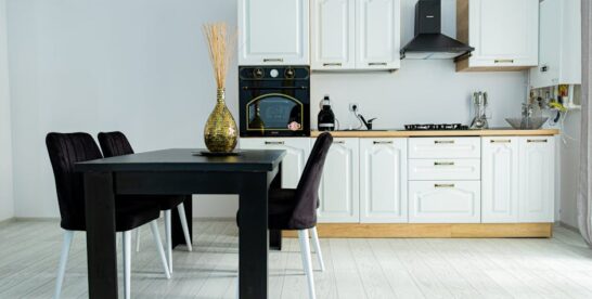 Essplatz in der kleinen Küche planen: Tischgröße, Laufwege und Stauraum auf 6 bis 10 m2