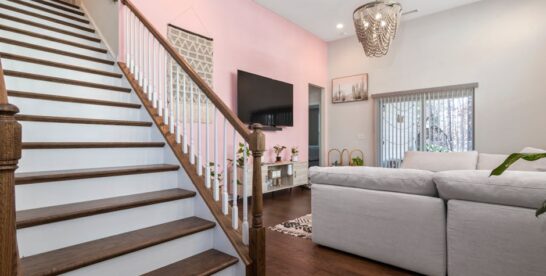 Akzentwand im Wohnzimmer ohne Ärger: Farbe, Tapete oder Paneele richtig planen (12 bis 25 m2)