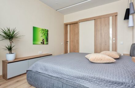Schlafzimmer ohne Platz: Kleiderschrank mit Schiebetüren richtig planen (10 bis 14 m2, leise und alltagstauglich)