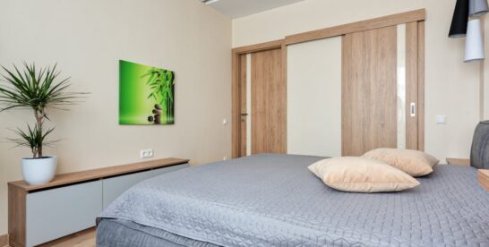 Schlafzimmer ohne Platz: Kleiderschrank mit Schiebetüren richtig planen (10 bis 14 m2, leise und alltagstauglich)