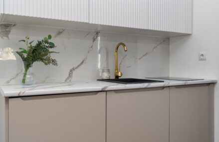Küchenarbeitsplatte erneuern: Laminat, Massivholz oder Kompaktplatte im Vergleich