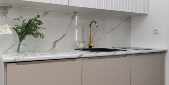 Küchenarbeitsplatte erneuern: Laminat, Massivholz oder Kompaktplatte im Vergleich